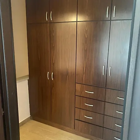 Nikol House Ofráni